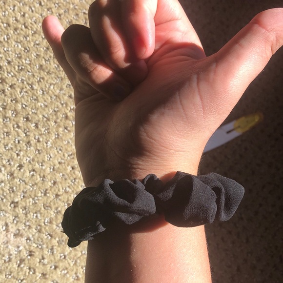 scrunchies -2 pack-claires - Picture 2 of 4